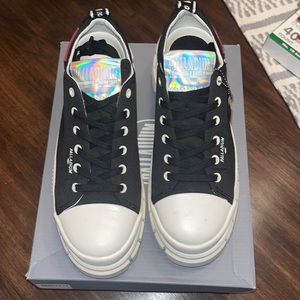 Womens 7

Palladium 

Revolt lo tx

New with manufacturer flaw